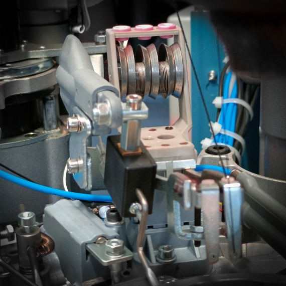 LEEFU automatic linking sock making machine double elastic yarn feeder